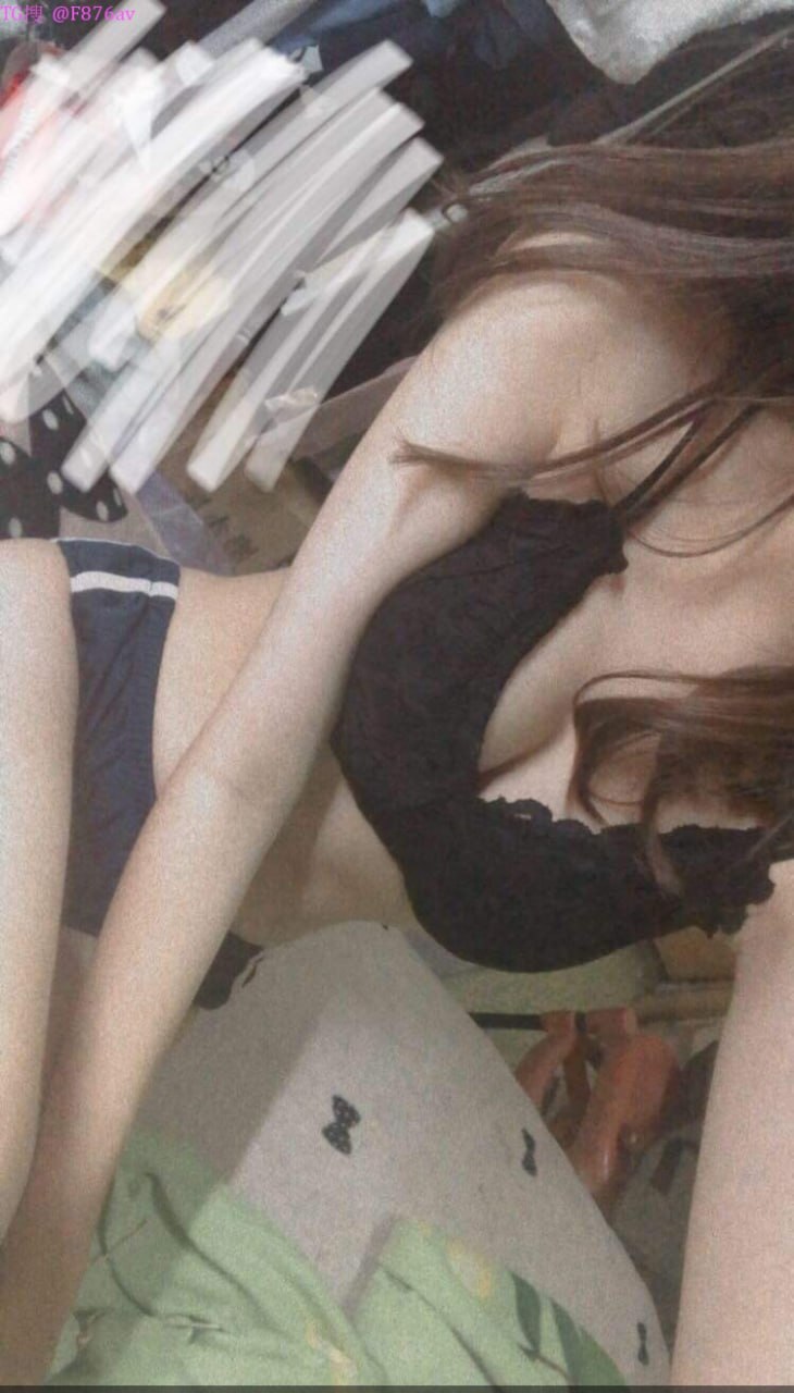 Thanh niên khù khờ bị đám bạn địt tập thể người yêu