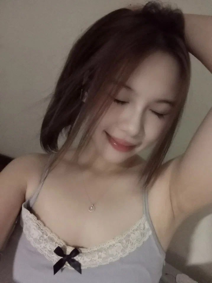 Người giúp việc mặc đồ đen bị một con cặc trắng to làm tình và xuất tinh vào lồn